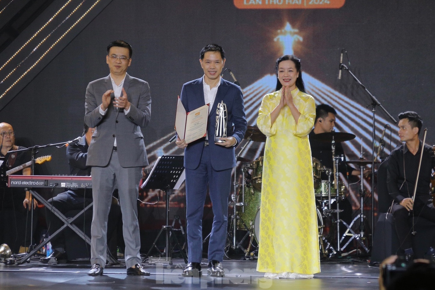 Diễn viên Thái Hòa nhận giải Nam diễn viên chính xuất sắc nhất trong hạng mục Phim Việt Nam dự thi với Con Nhót mót chồng Diễn viên Thái Hòa nhận giải Nam diễn viên chính xuất sắc nhất trong hạng mục Phim Việt Nam dự thi với Con Nhót mót chồng