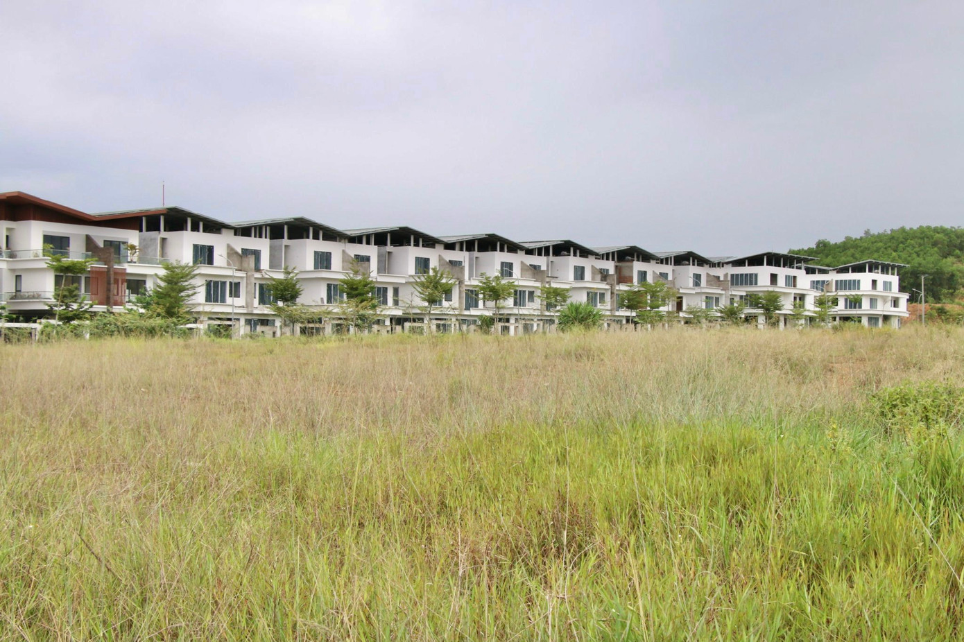 Nhiều diện tích đất bên trong dự án bỏ hoang, chưa thấy động tĩnh của việc đầu tư xây dựng.