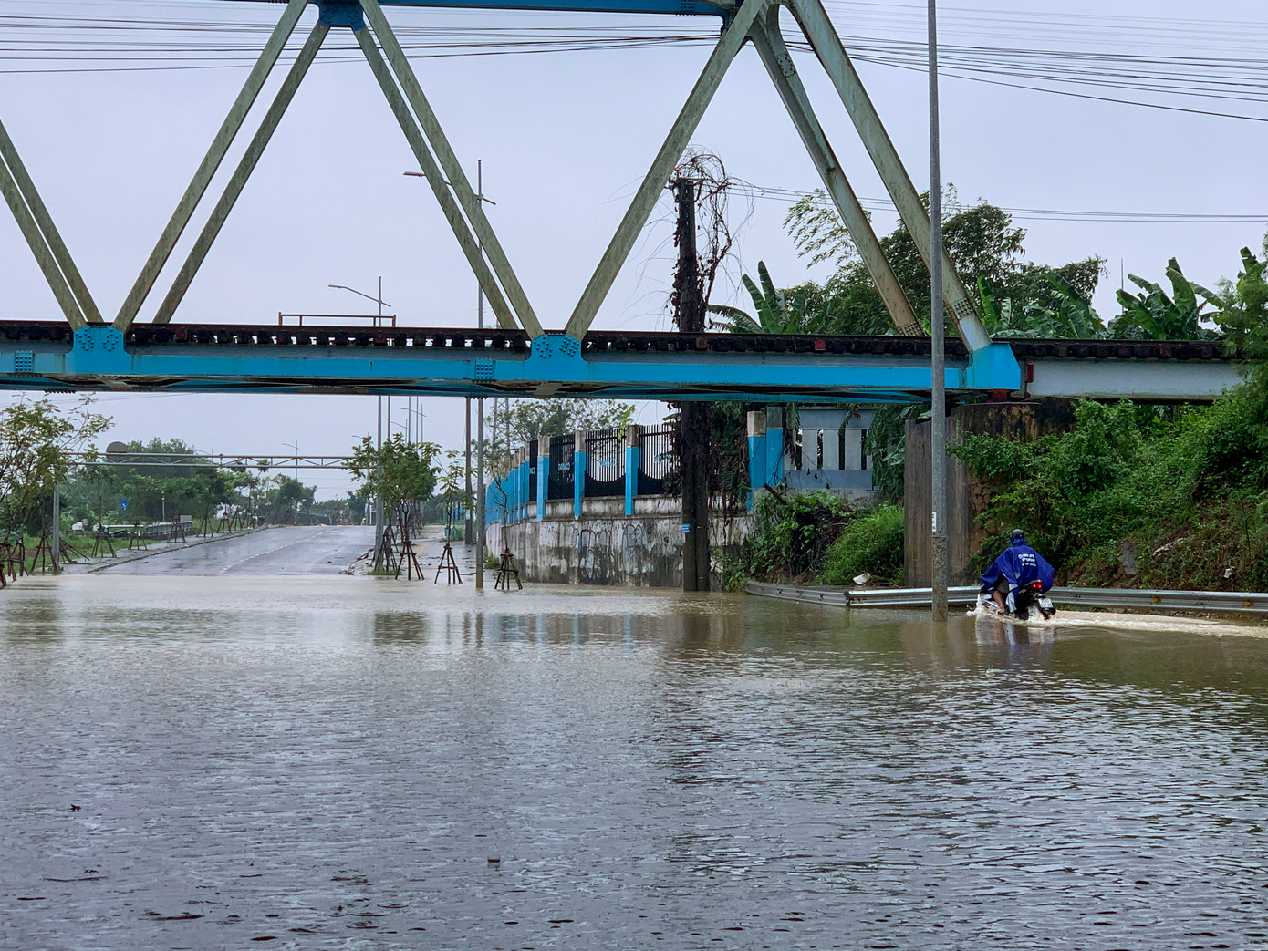 Những ngày qua, thời tiết tại TP. Đà Nẵng có mưa liên tục khiến nước sông Túy Loan - Cẩm Lệ dâng cao. Đoạn đường Tuyên Sơn - Túy Loan lại ngập sâu, người dân muốn di chuyển qua phải lội nước.