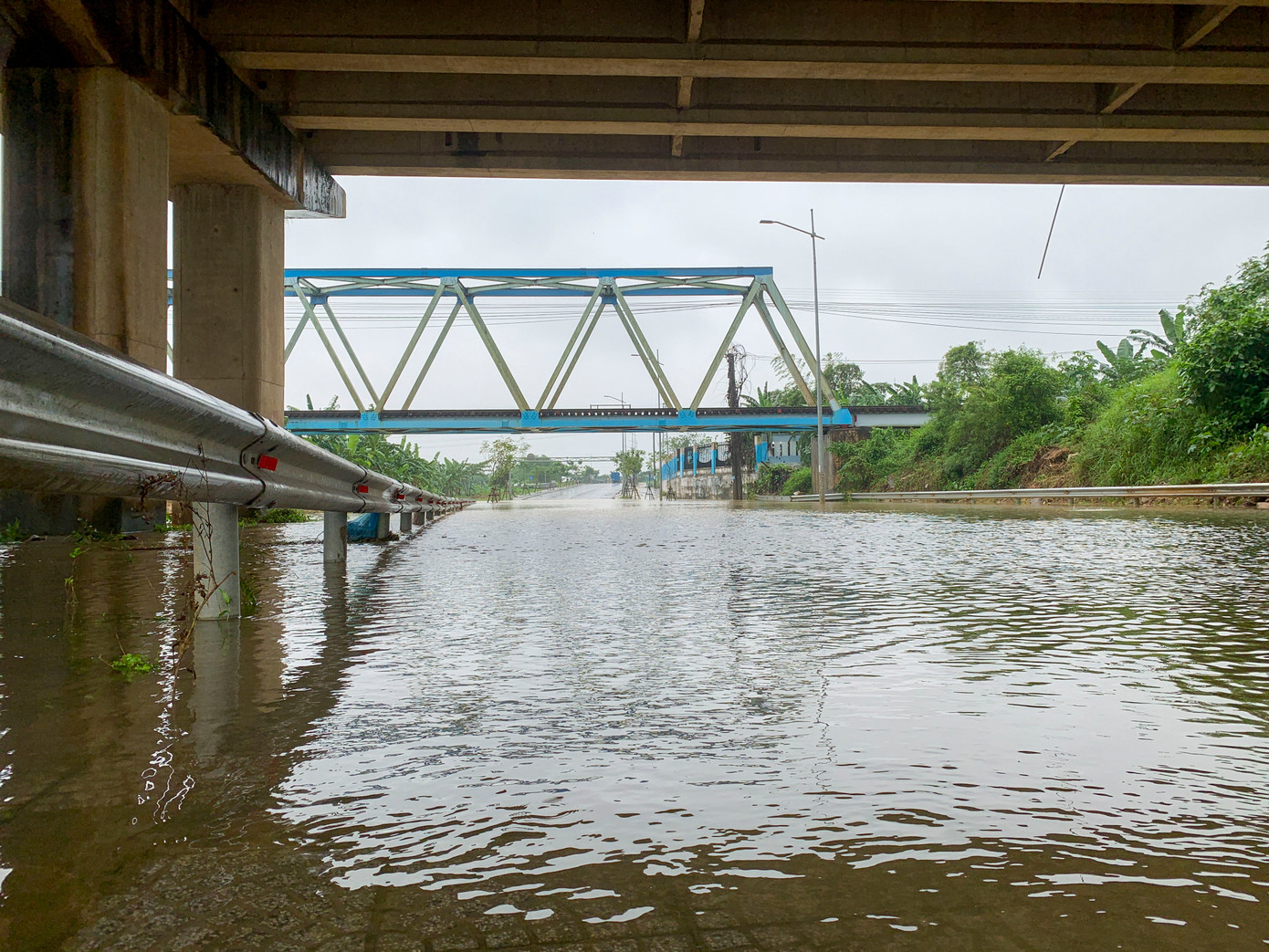 Đường ven sông Tuyên Sơn - Túy Loan (TP. Đà Nẵng) có chiều dài 10,5 km, tổng mức đầu tư 745,5 tỷ đồng, được khánh thành đưa vào khai thác từ cuối tháng 4/2023. Tuyến giao thông này góp phần giảm tải lưu lượng phương tiện cho QL14B, tạo trục giao thông xuyên suốt từ huyện Hòa Vang đi trung tâm TP. Đà Nẵng.