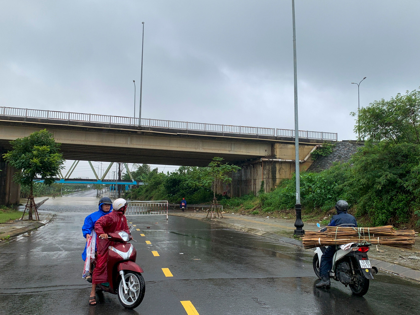 Đoạn đường ngập sâu, nhiều người phải quay đầu xe khi không thể lưu thông qua đây.