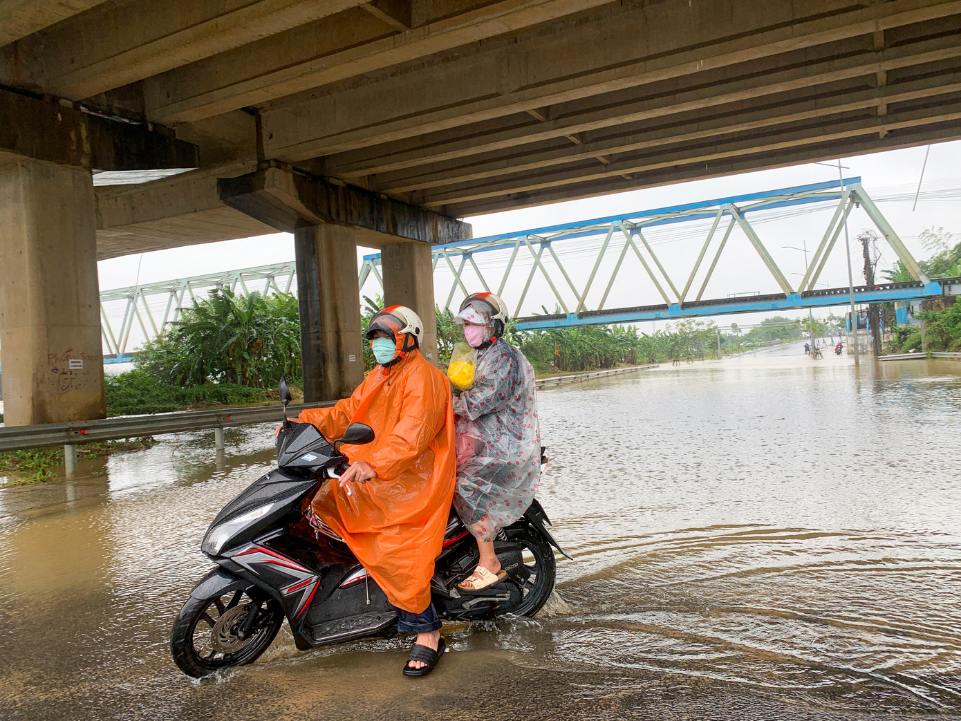 Đoạn đường ngập sâu, nhiều người phải quay đầu xe khi không thể lưu thông qua đây.
