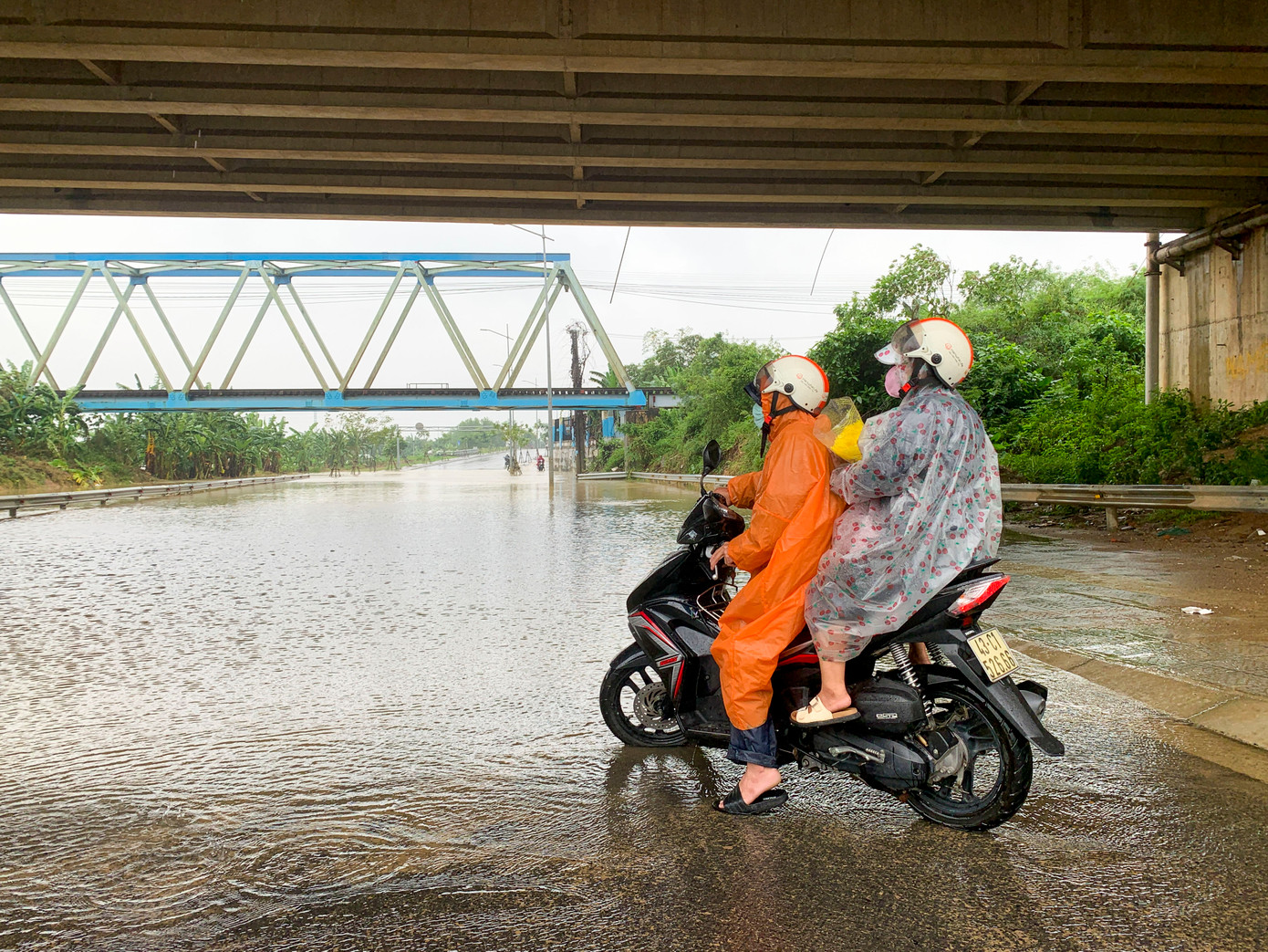 Theo người dân, đoạn đường này thường xuyên xảy ra ngập sâu mỗi khi trời mưa, chỉ cần mưa lớn kéo dài khoảng vài giờ nước sẽ dâng cao, rất khó khăn trong việc đi lại.