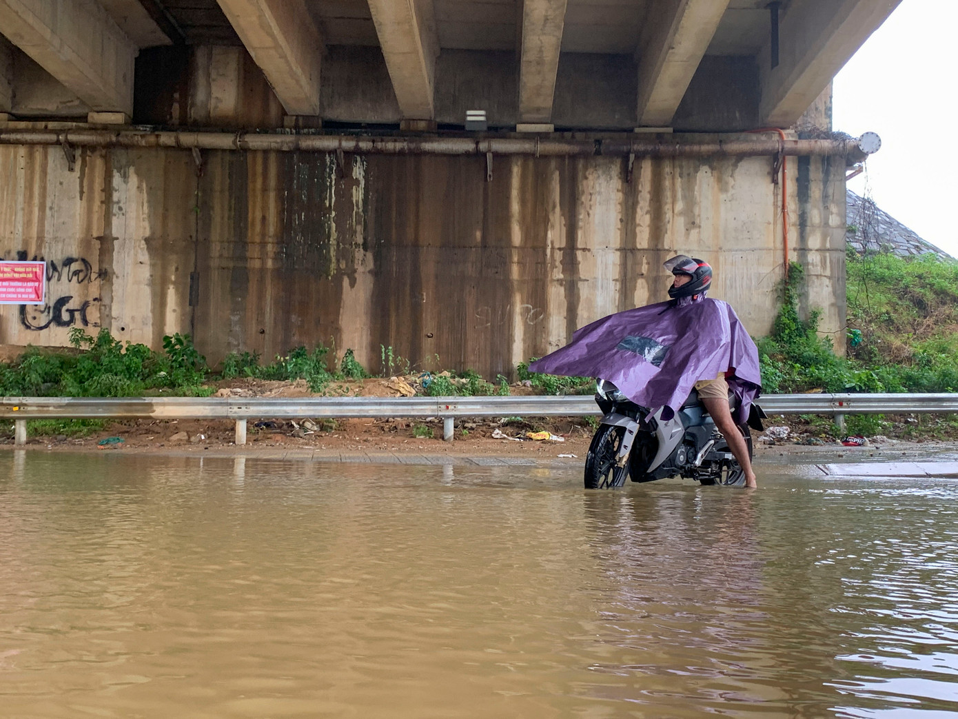 Thường xuyên đi qua tuyến đường này, anh Phan Nguyên cho biết: "Đoạn đường này thường xuyên ngập, dù mưa nhỏ. Chỗ tôi làm phải đi qua đây, nếu quay lại sẽ chạy vòng rất xa mới tới được. Nhiều lúc phải chạy liều đi qua cho kịp giờ làm".