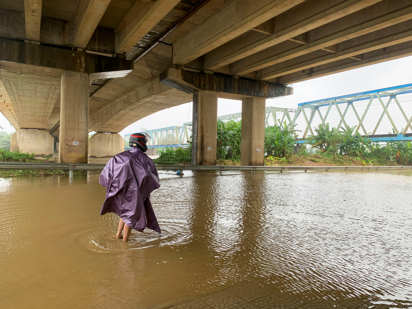 Tuy nhiên, thời gian qua tại tuyến đường ven sông Tuyên Sơn - Túy Loan thường xuyên xuất hiện điểm ngập nước gây nguy hiểm cho phương tiện và người đi đường khi lưu thông.