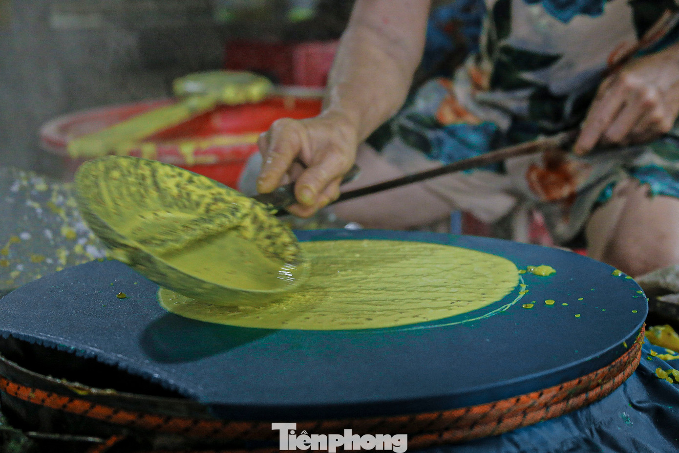 Muốn bánh tròn đẹp thì phải tráng thật đều tay.