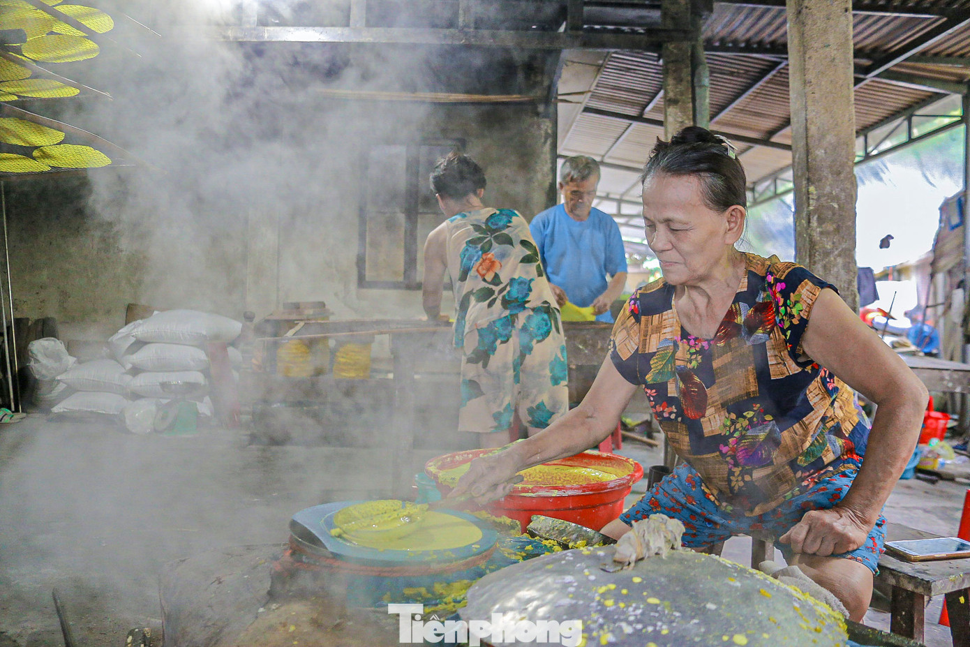 Cách trung tâm thành phố Huế khoảng 8km, nép mình bên dòng sông Bạch Yến thơ mộng, làng nghề bánh tráng Lựu Bảo thuộc phường Hương Hồ, Thị xã Hương Trà, đang ngày ngày đỏ lửa.