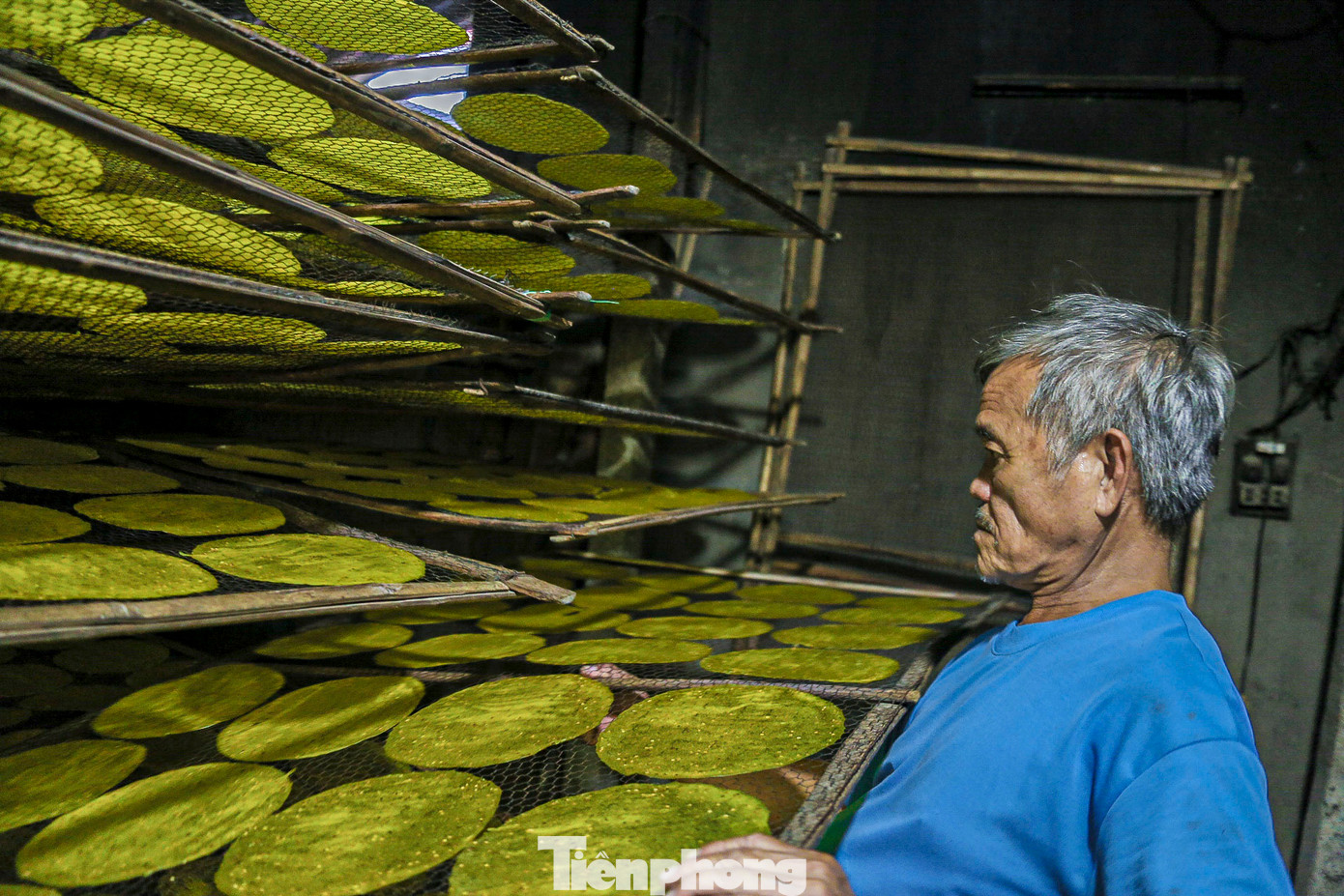 Bánh được phơi trên lửa than sau khi ra lò, và phải lật trở đều tay để bánh không bị cháy hay đứt gãy.