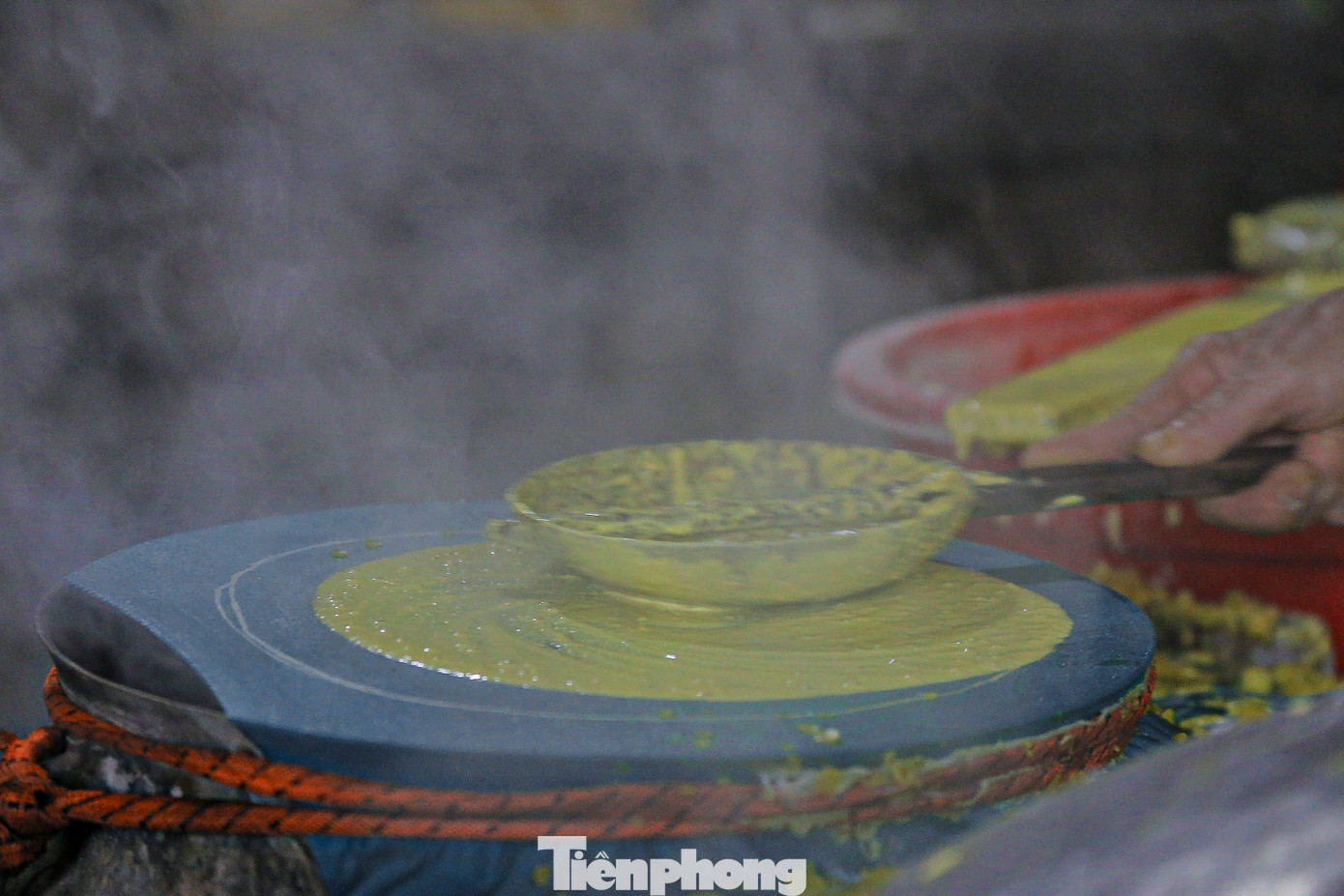 Muốn bánh tròn đẹp thì phải tráng thật đều tay.