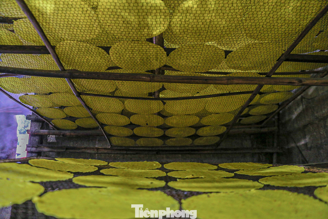 Bánh được phơi trên lửa than sau khi ra lò, và phải lật trở đều tay để bánh không bị cháy hay đứt gãy.