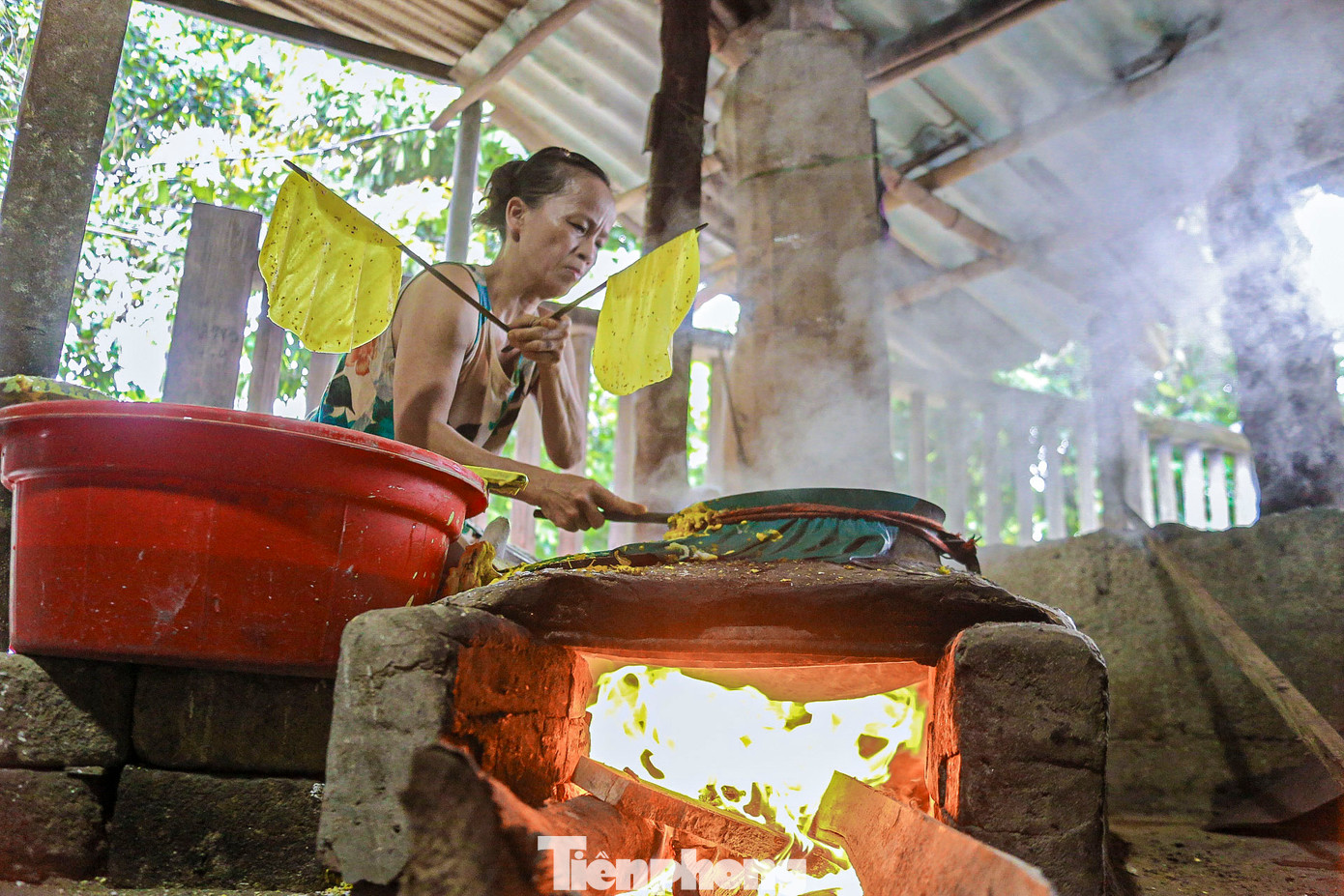 Nhiều hộ gắn bó với nghề không chỉ vì miếng cơm manh áo mà còn vì cả thương hiệu của làng bánh tráng Lựu Bảo nổi tiếng xứ Huế từ xưa đến nay.