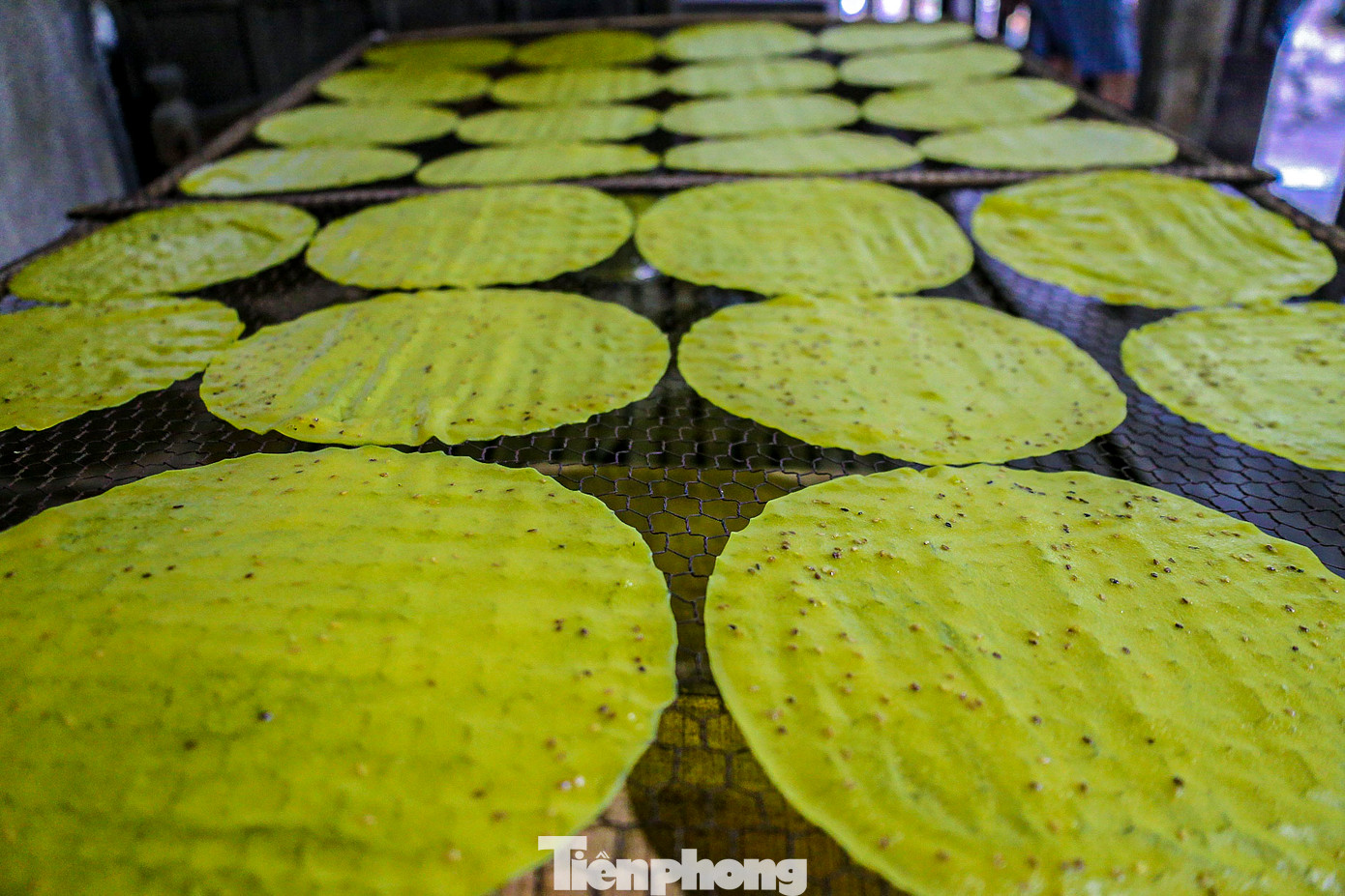 Mặc dù vật giá thị trường ngày càng tăng nhưng bánh tráng Lựu Bảo vẫn giữ nguyên mức giá chỉ khoảng hơn 1.000 đồng/cái. Giá thành rẻ nhưng chất lượng vẫn luôn được bảo đảm.