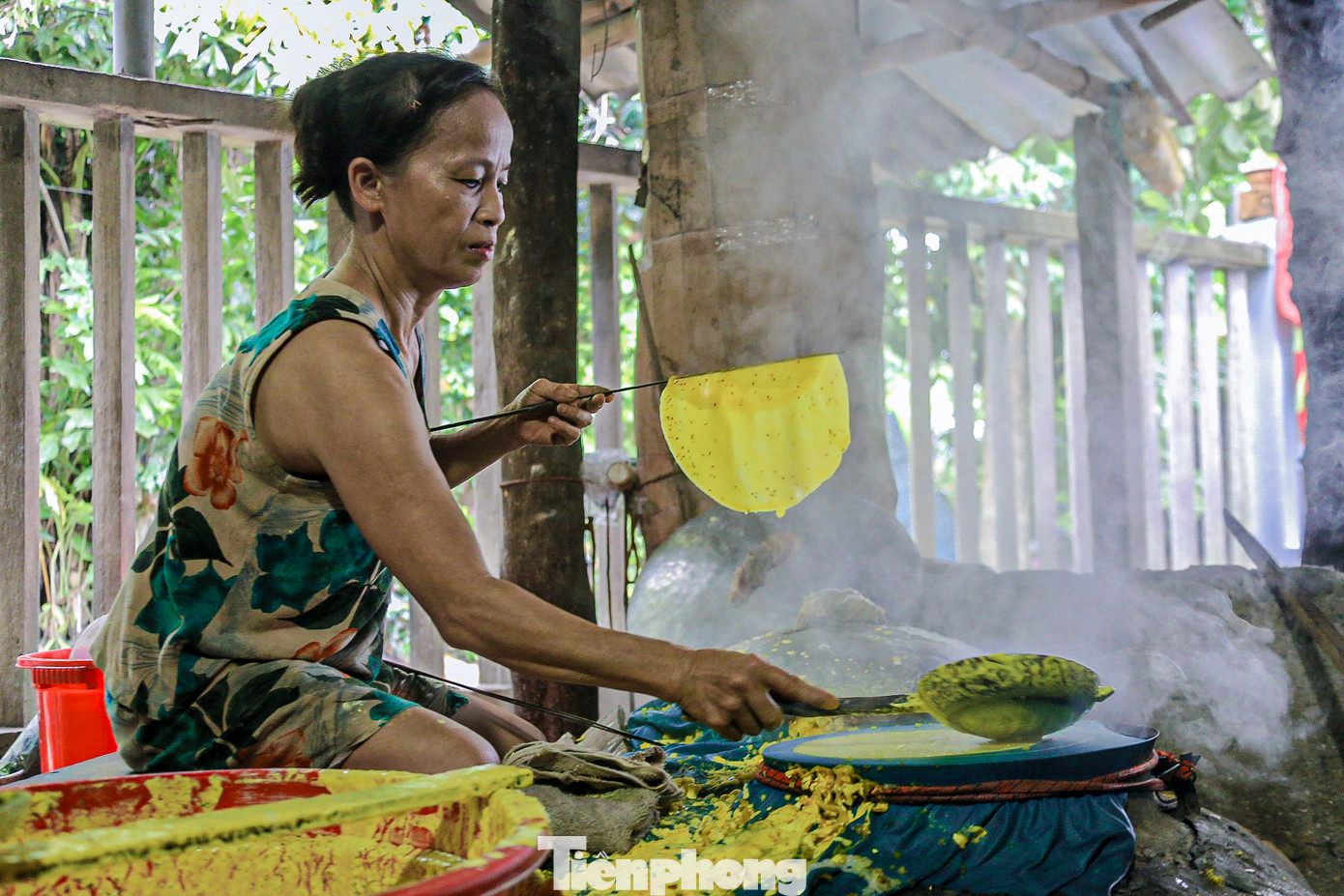 "Để làm ra chiếc bánh tráng ngon, nguyên liệu phải chọn đúng chuẩn từng loại. Người làm nghề bắt buộc phải làm đúng công thức theo tỉ lệ để bánh khi làm ra không bị mất đi hương vị cũng như độ giòn của nó. Các công đoạn cũng đòi hỏi sự khéo léo, tỉ mỉ mới cho ra những mẻ bánh ngon”, bà Nhơn nói.