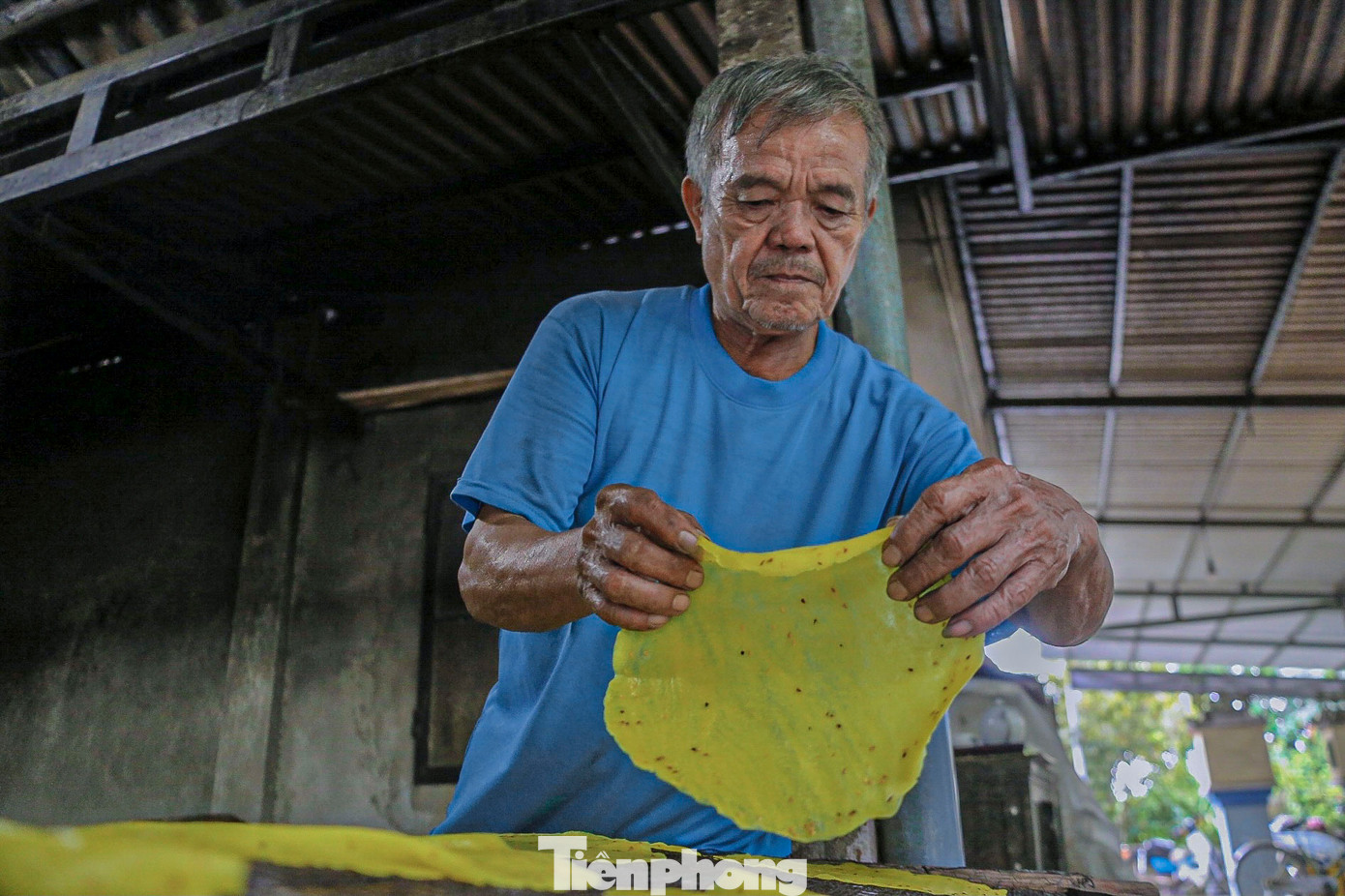 Bà Nhơn cho biết thêm, công đoạn lấy bánh từ lò ra vỉ cũng rất khó, bởi lúc này bánh vẫn còn ướt và dễ bị rách, người lấy bánh phải thật nhẹ nhàng đặt lên mặt vỉ. Bánh nếu phơi than sẽ thơm ngon hơn khi phơi nắng.