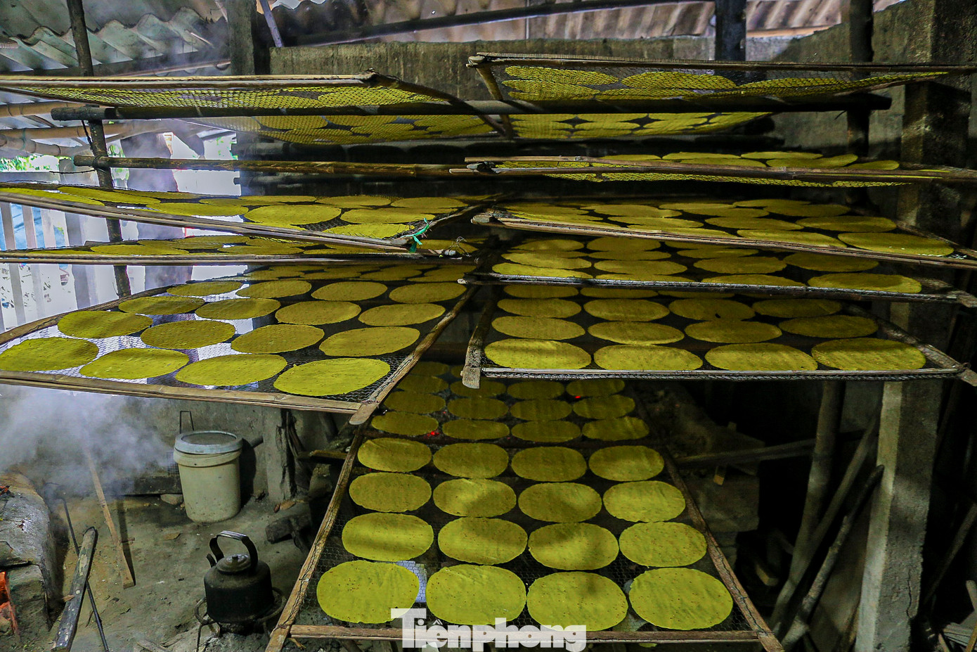 Mặc dù vật giá thị trường ngày càng tăng nhưng bánh tráng Lựu Bảo vẫn giữ nguyên mức giá chỉ khoảng hơn 1.000 đồng/cái. Giá thành rẻ nhưng chất lượng vẫn luôn được bảo đảm.