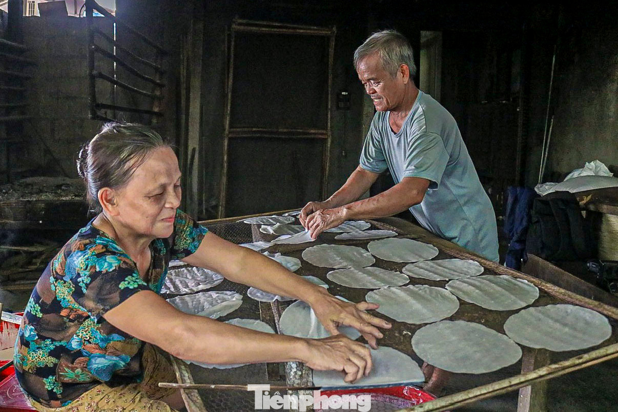 Bánh được các hộ làm chủ yếu là bánh tráng mè và bánh tráng nghệ.