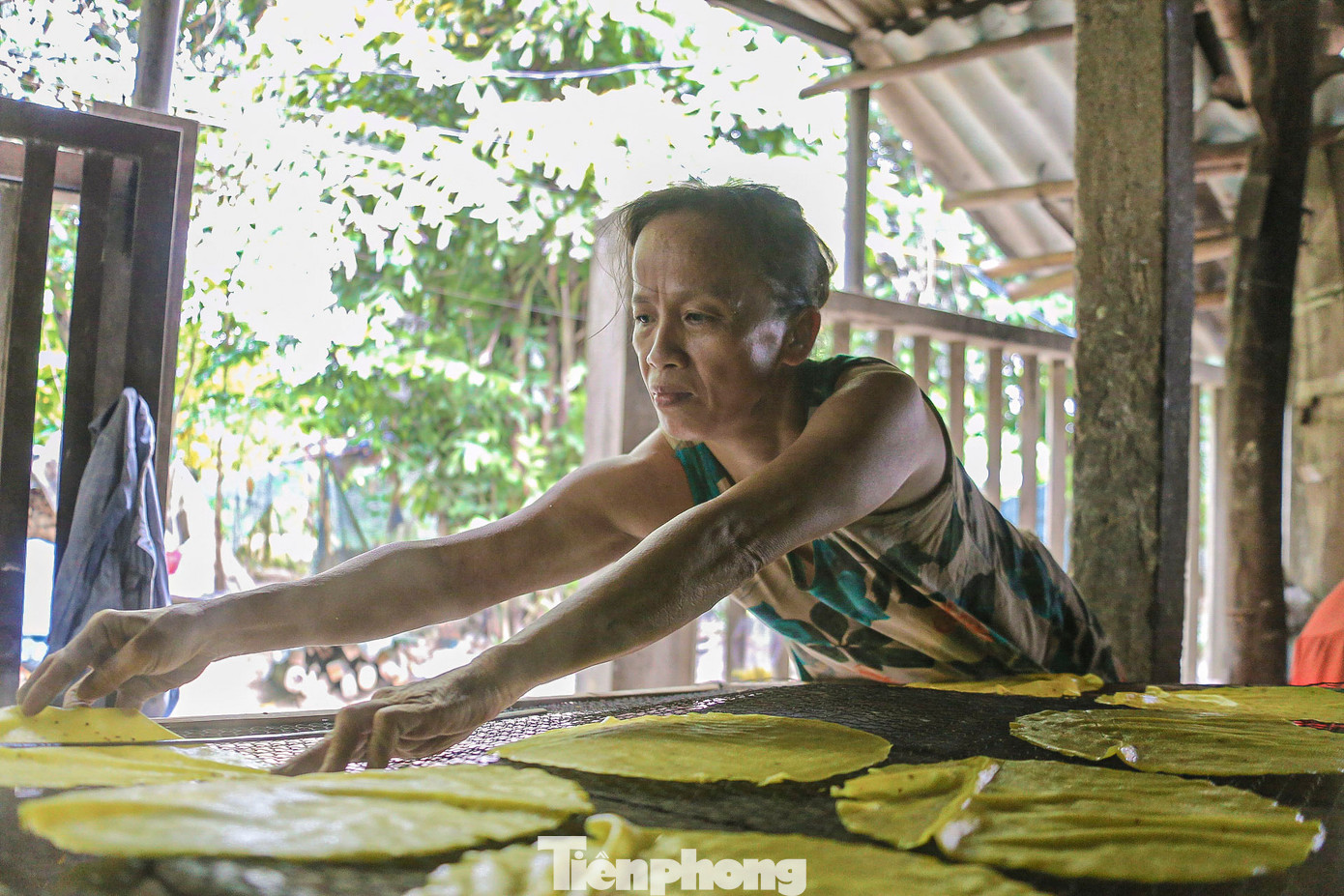 Bà Nhơn cho biết thêm, công đoạn lấy bánh từ lò ra vỉ cũng rất khó, bởi lúc này bánh vẫn còn ướt và dễ bị rách, người lấy bánh phải thật nhẹ nhàng đặt lên mặt vỉ. Bánh nếu phơi than sẽ thơm ngon hơn khi phơi nắng.