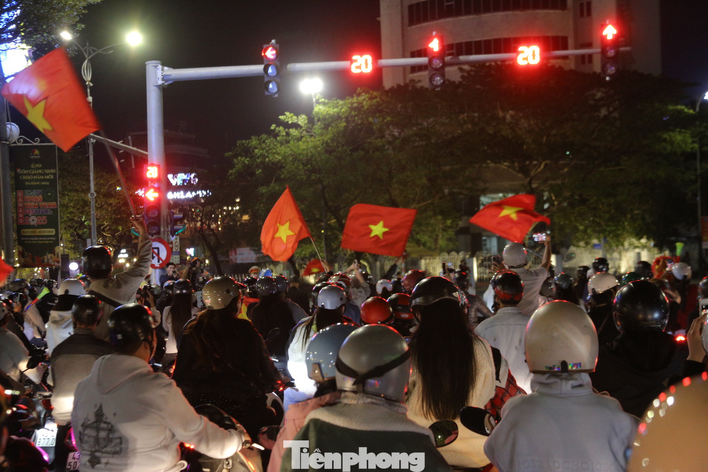 Người dân "đi bão" khiến các tuyến đường kẹt cứng. Người dân "đi bão" khiến các tuyến đường kẹt cứng.