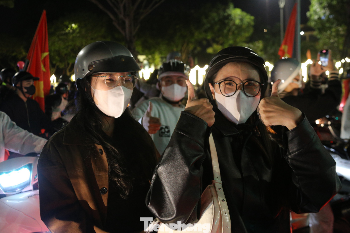 Niềm vui sướng, tự hào, tiếng hò reo như bất tận theo dòng người "đi bão". Niềm vui sướng, tự hào, tiếng hò reo như bất tận theo dòng người "đi bão".