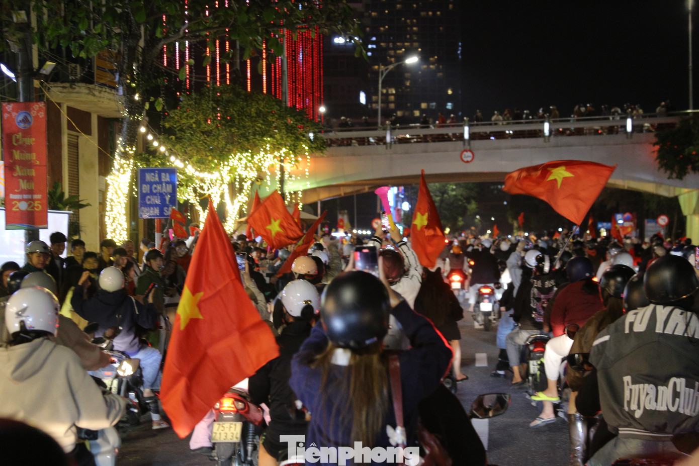 Người dân "đi bão" khiến các tuyến đường kẹt cứng. Người dân "đi bão" khiến các tuyến đường kẹt cứng.