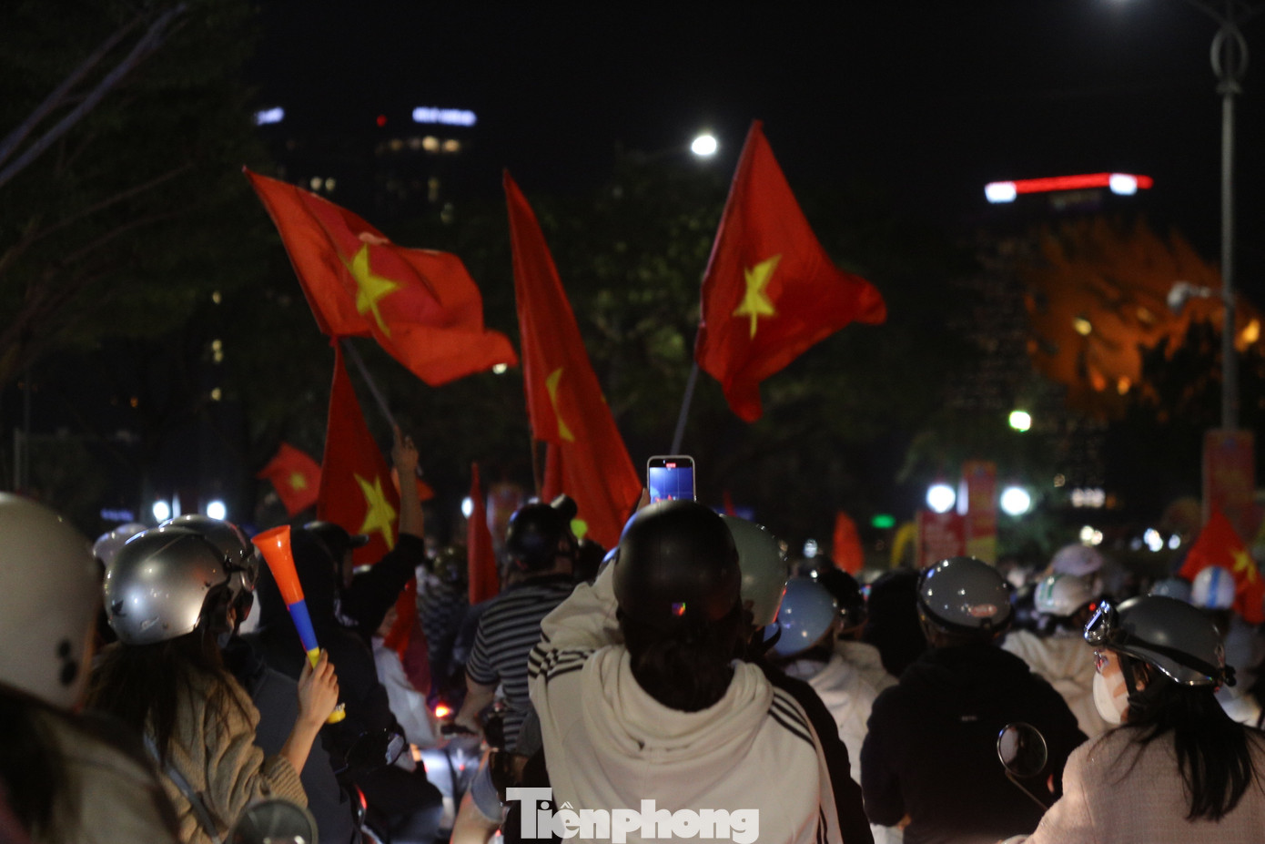 Hàng nghìn lá cờ Tổ quốc bay phấp phới giữa trời Đà Nẵng. Hàng nghìn lá cờ Tổ quốc bay phấp phới giữa trời Đà Nẵng.