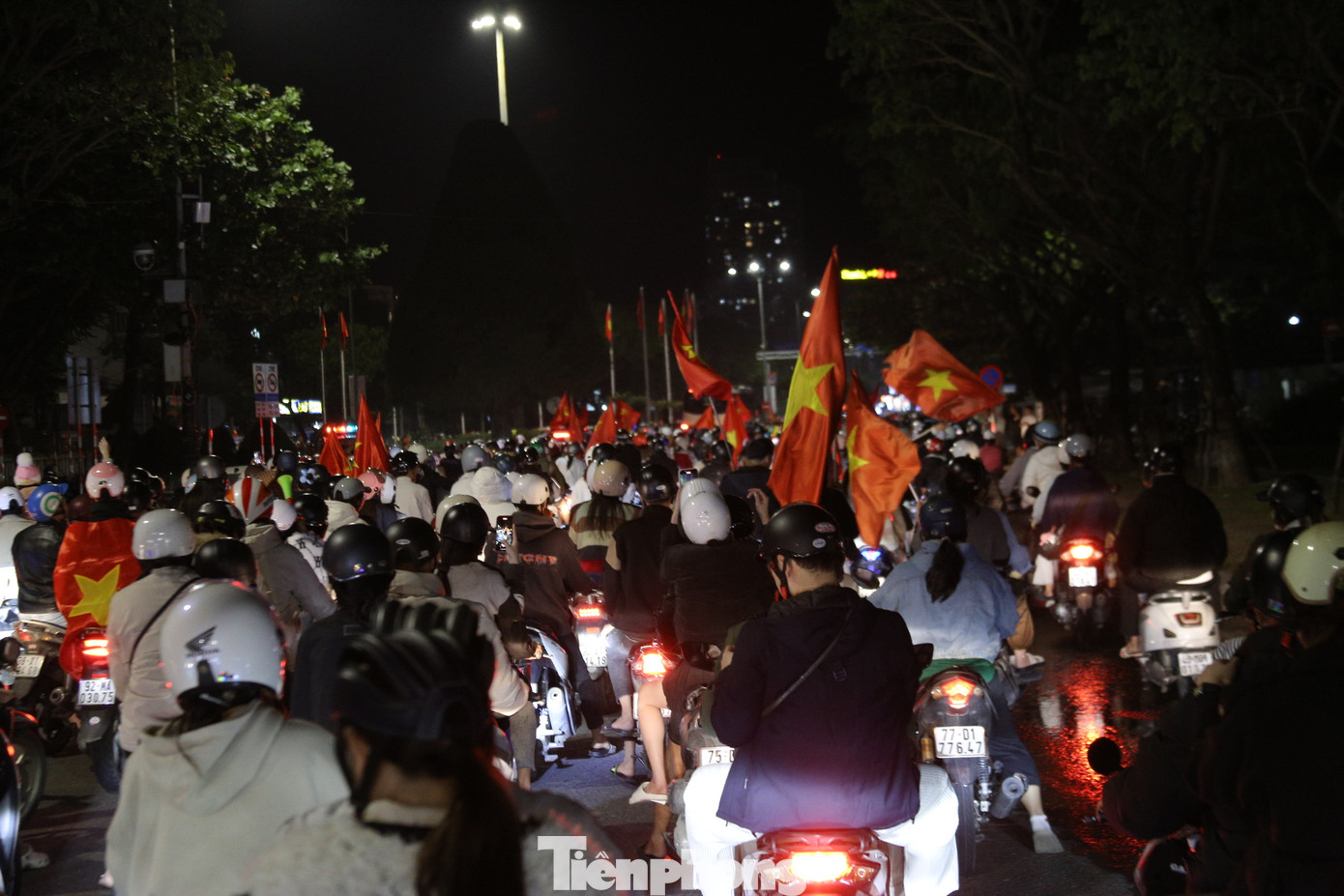 Ngay sau tiếng còi mãn cuộc trận chung kết lượt về, hàng nghìn người hâm mộ Đà Nẵng đổ ra đường ăn mừng chức vô địch ASEAN Cup 2024 của đội tuyển Việt Nam. Ngay sau tiếng còi mãn cuộc trận chung kết lượt về, hàng nghìn người hâm mộ Đà Nẵng đổ ra đường ăn mừng chức vô địch ASEAN Cup 2024 của đội tuyển Việt Nam.