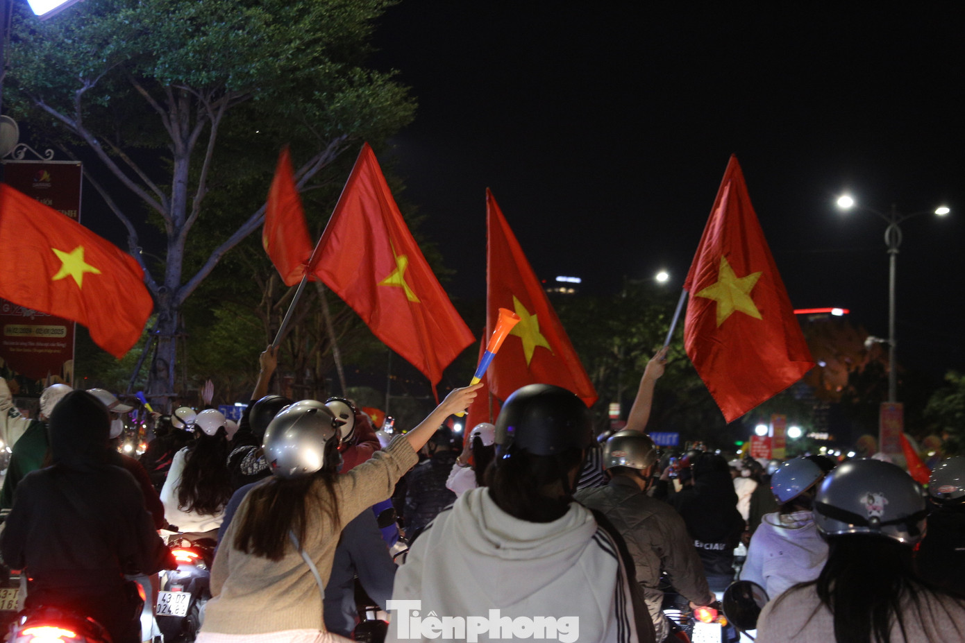 Hàng nghìn lá cờ Tổ quốc bay phấp phới giữa trời Đà Nẵng. Hàng nghìn lá cờ Tổ quốc bay phấp phới giữa trời Đà Nẵng.