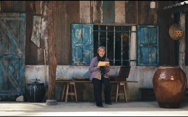 Mô típ mẹ già mòn mỏi ngóng trông con được phim khai thác triệt để. Mô típ mẹ già mòn mỏi ngóng trông con được phim khai thác triệt để.