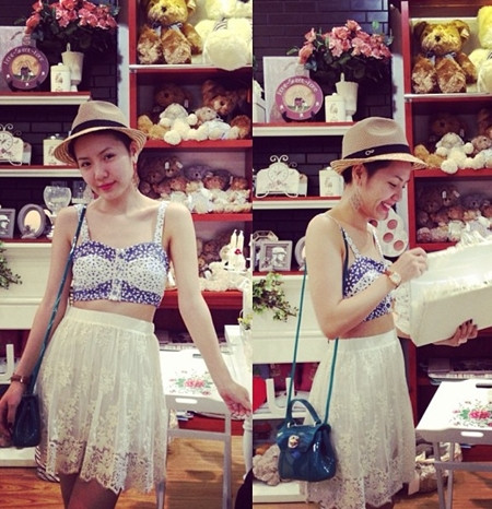 Ca sĩ Phương Linh dường như ngày càng bắt kịp xu hướng thời trang trẻ trung và cá tính với tóc mái tóc ngắn, áo croptop và chân váy ren nữ tính cùng túi xách Furla quen thuộc