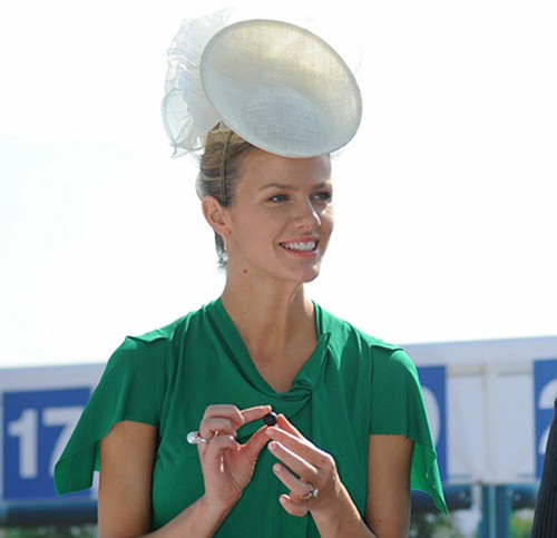 Chiếc mũ chẳng khác gì chảo vệ tinh. Chiếc mũ chẳng khác gì chảo vệ tinh