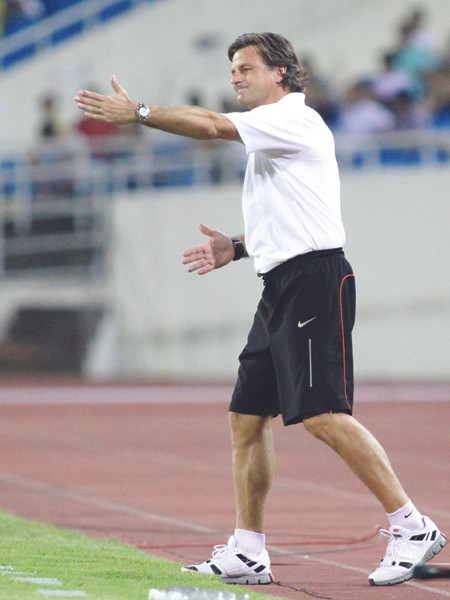 HLV Falko Goetz chỉ đạo các cầu thủ trong trận thắng Qatar. Ảnh: VSI. HLV Falko Goetz chỉ đạo các cầu thủ trong trận thắng Qatar Ảnh: VSI