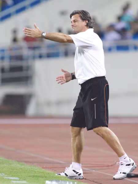 HLV Falko Goetz chỉ đạo các cầu thủ trong trận thắng Qatar Ảnh: VSI