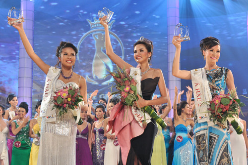 Victoria Phạm Thúy Vy (ngoài cùng bên phải) tại đêm chung kết cuộc thi HHTGNV 2010