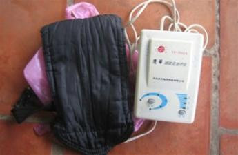 Túi thuốc và chiếc máy hiệu ứng từ trường đa chức năng giá hai triệu đồng.