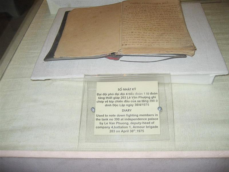 Cuốn nhật ký trưng bày ở Bảo tàng LSQSVN - Ảnh: K.N