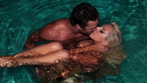 Lady Gaga cùng Taylor trong MV 'You and I'.