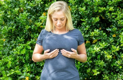 Người phụ nữ bị hơn 100 bác sĩ từ chối phẫu thuật thu nhỏ ngực ảnh 3