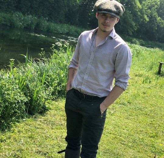 Victoria Beckham đăng ảnh hài hước con gái Harper đeo mặt nạ bố David ảnh 11