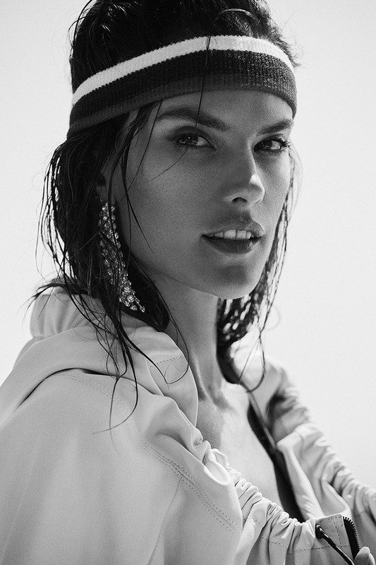 Alessandra Ambrosio mặc táo bạo cổ vũ World Cup 2018 ảnh 14