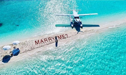 Thiên thần nội y cao 1m80 được cầu hôn bằng chữ khổng lồ trên cát ảnh 4