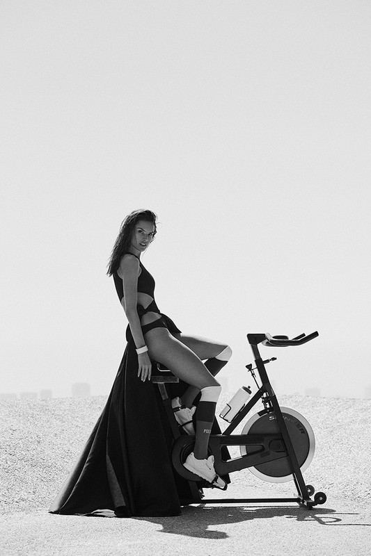 Alessandra Ambrosio mặc táo bạo cổ vũ World Cup 2018 ảnh 12