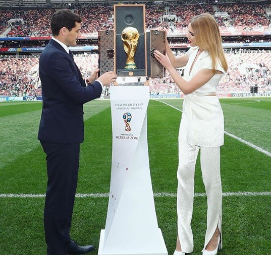 Tiết lộ về 'bóng hồng' Nga mở khóa vali đựng cúp vàng World Cup ảnh 11