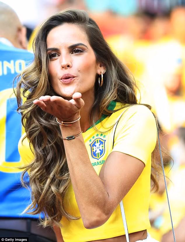 Những thiên thần nội y nào có mặt trên khán đài cổ vũ Brazil? ảnh 8