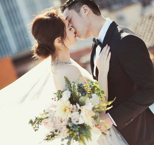 Cô dâu U40 Chung Hân Đồng xinh đẹp với đường cong quyến rũ ảnh 10