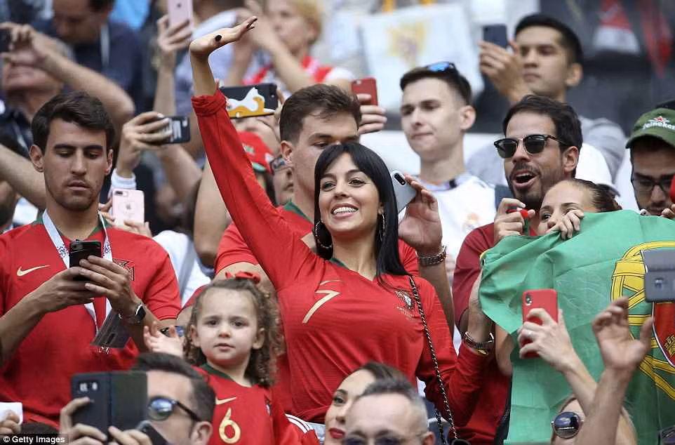 Đeo nhẫn nghi đính hôn, bạn gái Ronaldo nổi bật trên khán đài ảnh 11