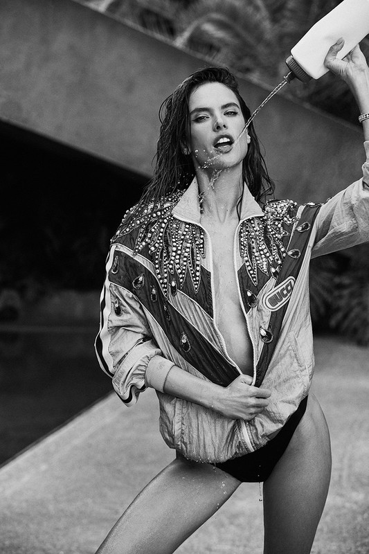 Alessandra Ambrosio mặc táo bạo cổ vũ World Cup 2018 ảnh 3