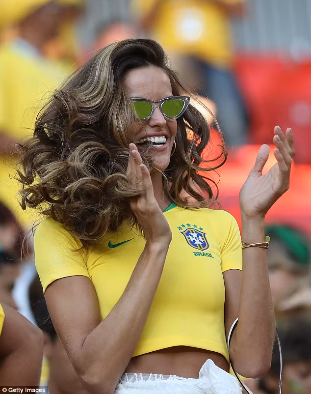 Những thiên thần nội y nào có mặt trên khán đài cổ vũ Brazil? ảnh 15