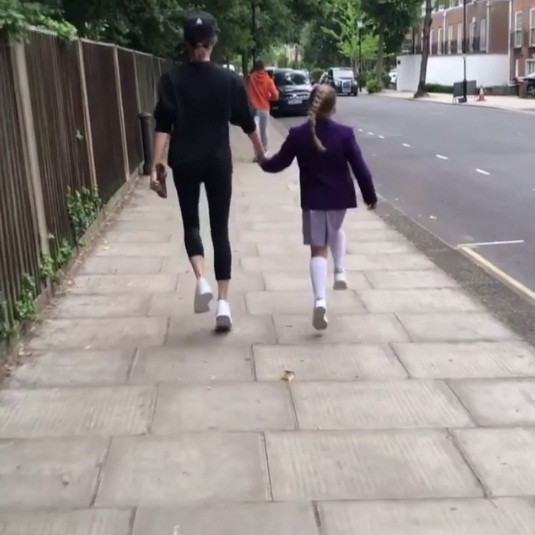 Victoria Beckham đăng ảnh hài hước con gái Harper đeo mặt nạ bố David ảnh 3