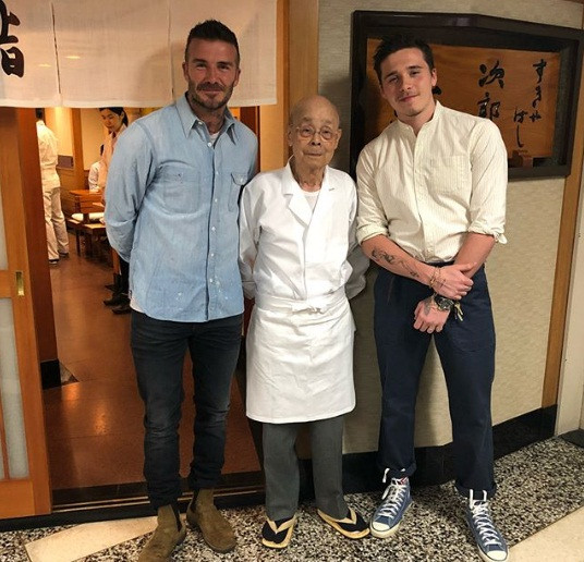 Victoria Beckham đăng ảnh hài hước con gái Harper đeo mặt nạ bố David ảnh 8