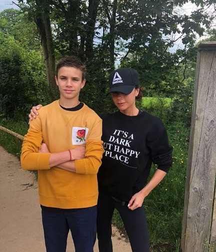 Victoria Beckham đăng ảnh hài hước con gái Harper đeo mặt nạ bố David ảnh 5